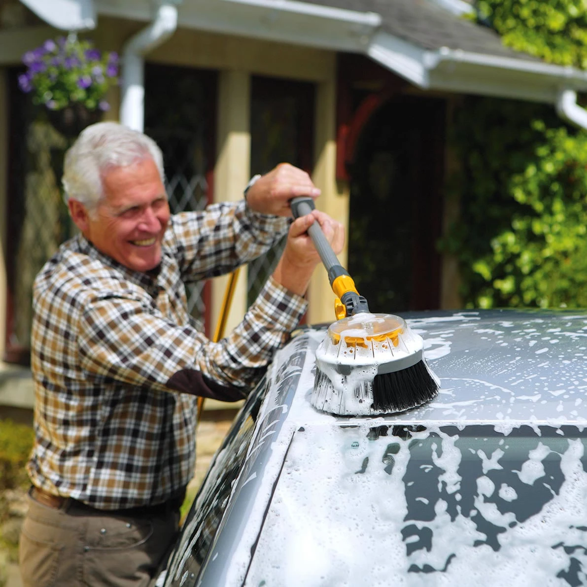 Hozelock Long Car Brush Pro - 2607 4 Hozelock Long Car Brush Pro - 2607 - Image 2