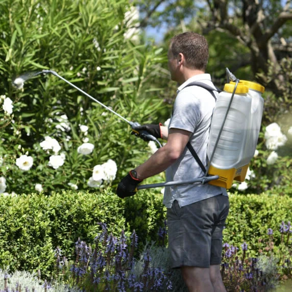 Hozelock 16L Pressure Sprayer Plus - 4716 4 Hozelock 16L Pressure Sprayer Plus - 4716 - Image 2