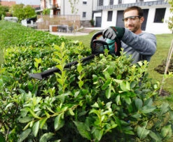 Bosch Universal Hedge Cut 18-550 Cordless Hedge Cutter 7 Bosch Universal Hedge Cut 18-550 Cordless Hedge Cutter -Fresh Gardenly Store l bosch 18 550 hedge trimmer lifestyle close