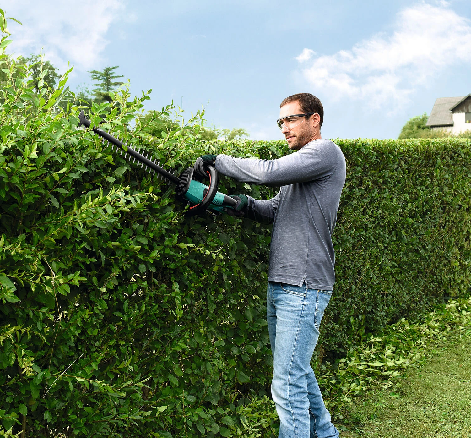 Bosch Universal Hedge Cut 18-550 Cordless Hedge Cutter 4 Bosch Universal Hedge Cut 18-550 Cordless Hedge Cutter - Image 2